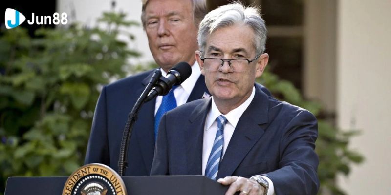 Ông Donald Trump và Jerome Powell tại một sự kiện ở Washington năm 2017